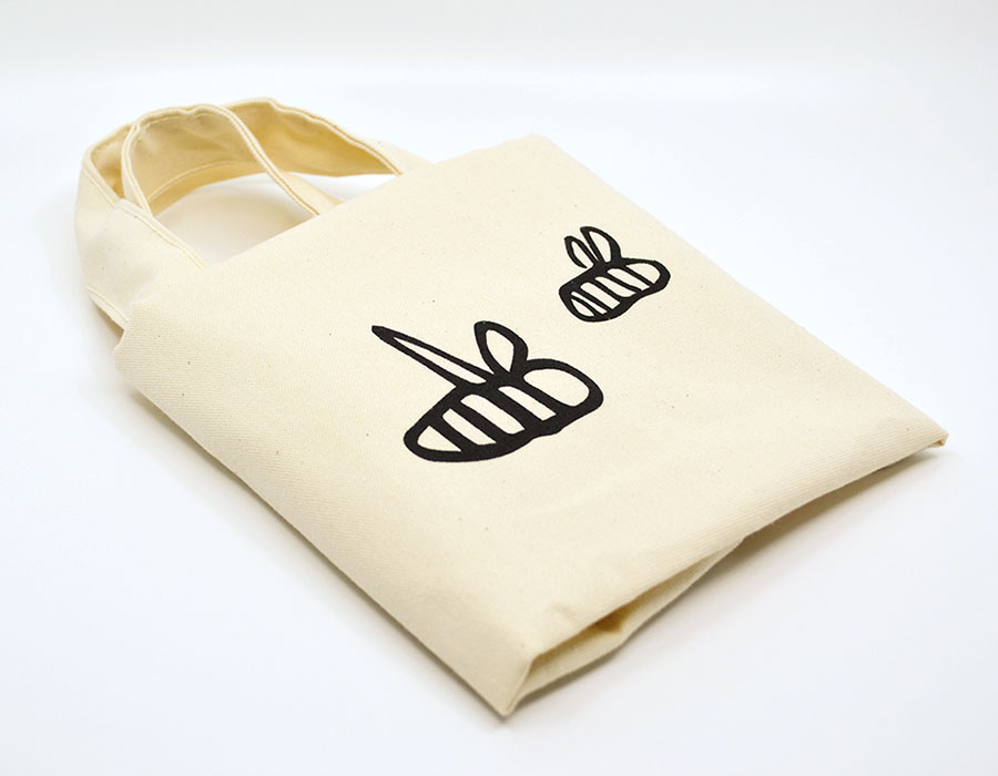 Bee tote bag in collaboration with Dans le sac and Alvéole make great corporate gifts ideas