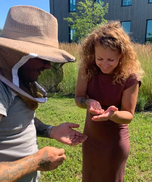 Une femme tenant une abeille dans sa main. protéger les pollinisateurs