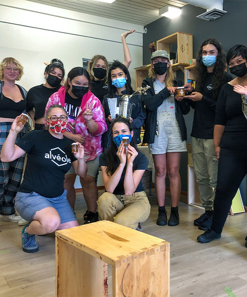 L'équipe de l'Environmental Youth Alliance pose avec son miel. programmes jeunesse durables